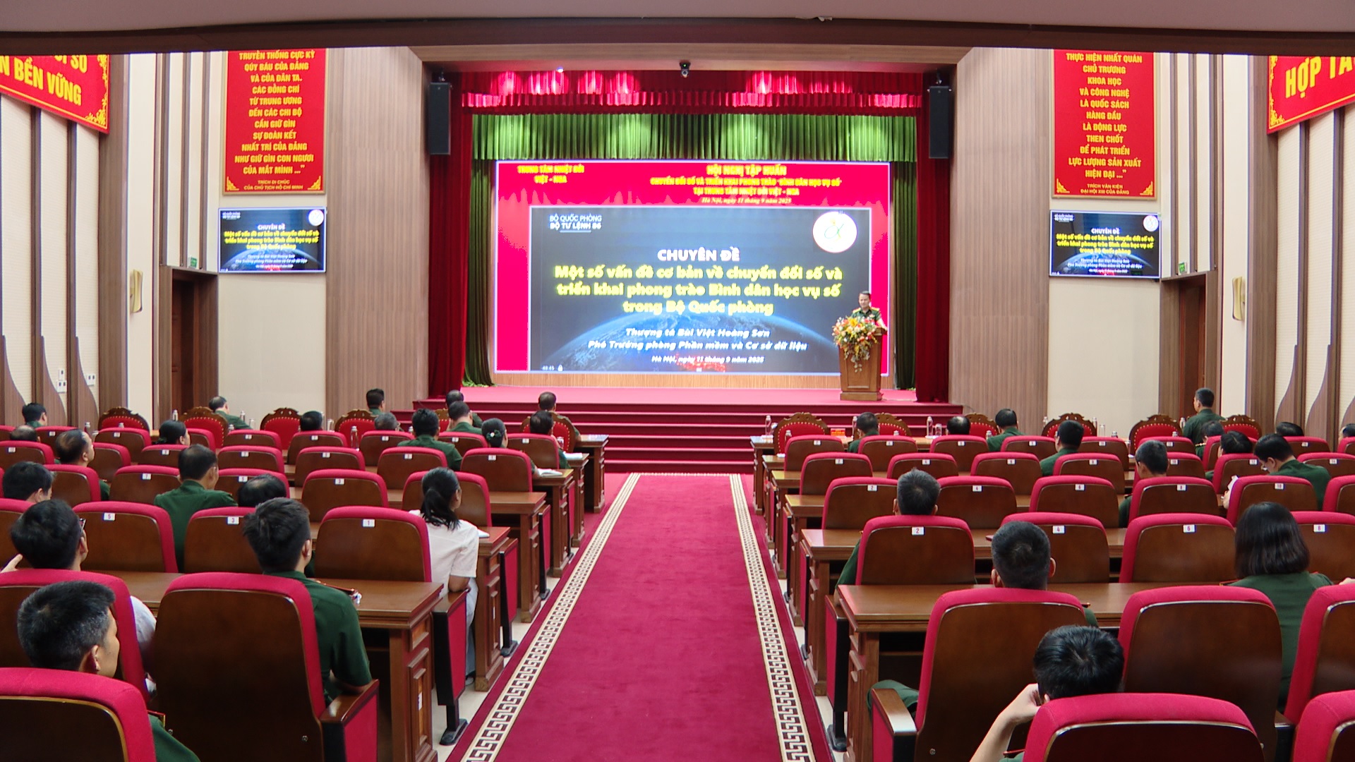 Trung tâm Nhiệt đới Việt - Nga tổ chức tập huấn về chuyển đổi số và triển khai phong trào “Bình dân học vụ số” năm 2025